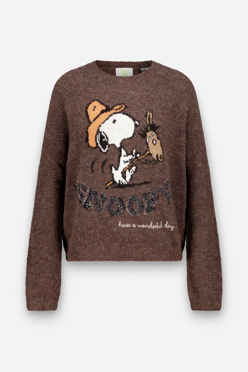 Brauner Strickpullover aus weicher Alpaka-Wolle im Pullover-Stil mit einer bezaubernden Snoopy-Intarsien-Illustration von Snoopy und Woodstock, die beide Mützen tragen. Unterhalb des Motivs ist der Schriftzug „SNOOPY“ in Weiß sowie der Spruch „have a wonderful day“ aufgestickt. Zarte Strassverzierungen sorgen für einen dezenten Glanz, während die langen Ärmel und die lockere Passform diesen gemütlichen Look abrunden, präsentiert auf.