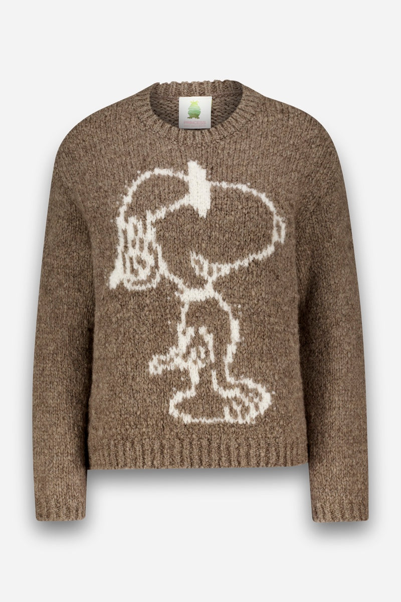 Ein brauner Pullover aus einer Mohair-Mischung mit Rundhalsausschnitt und einem großen, weißen Snoopy-Intarsienmotiv.