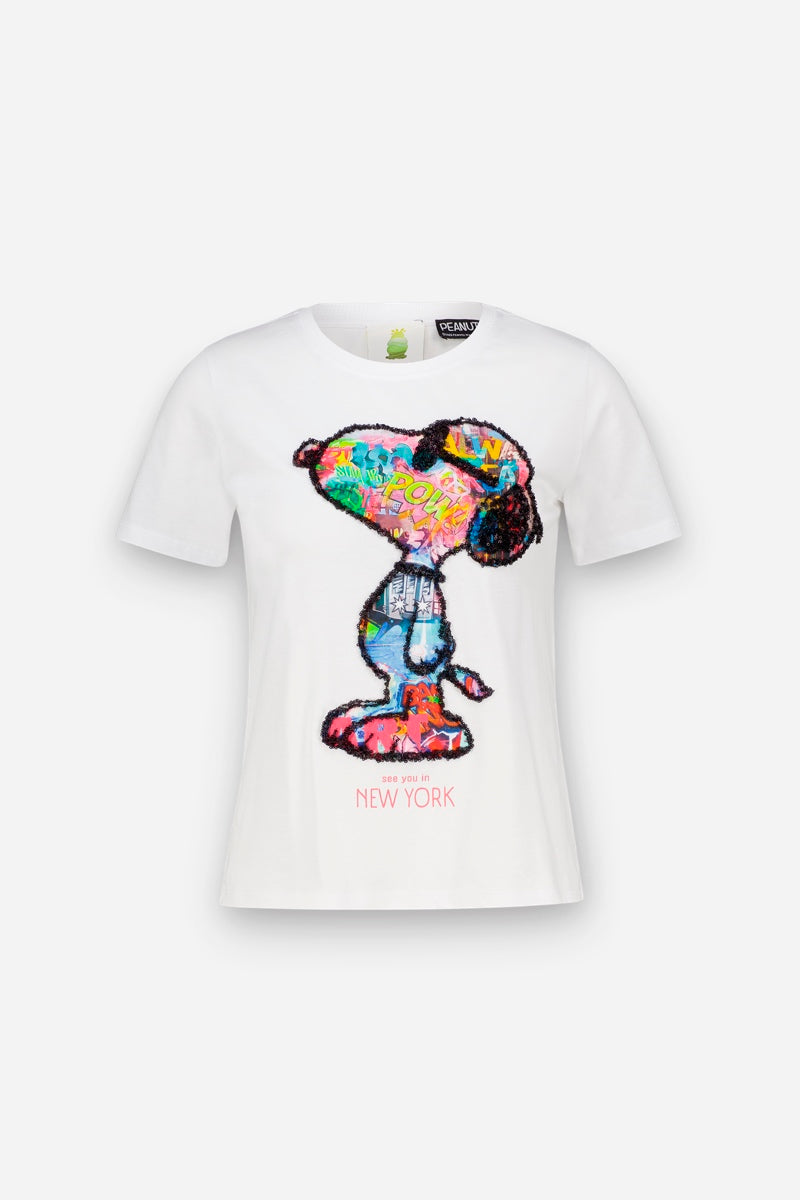 Weißes Snoopy-T-Shirt aus weicher Baumwolle mit einem farbenfrohen Motiv im Graffiti-Stil, das Snoopy mit Sonnenbrille und Jeans zeigt. Das detailreiche, von der Pop-Art inspirierte Motiv besticht durch lebhafte Muster, unter denen in roter Schrift „New York“ steht. Dieses T-Shirt hat kurze Ärmel und einen klassischen Rundhalsausschnitt.