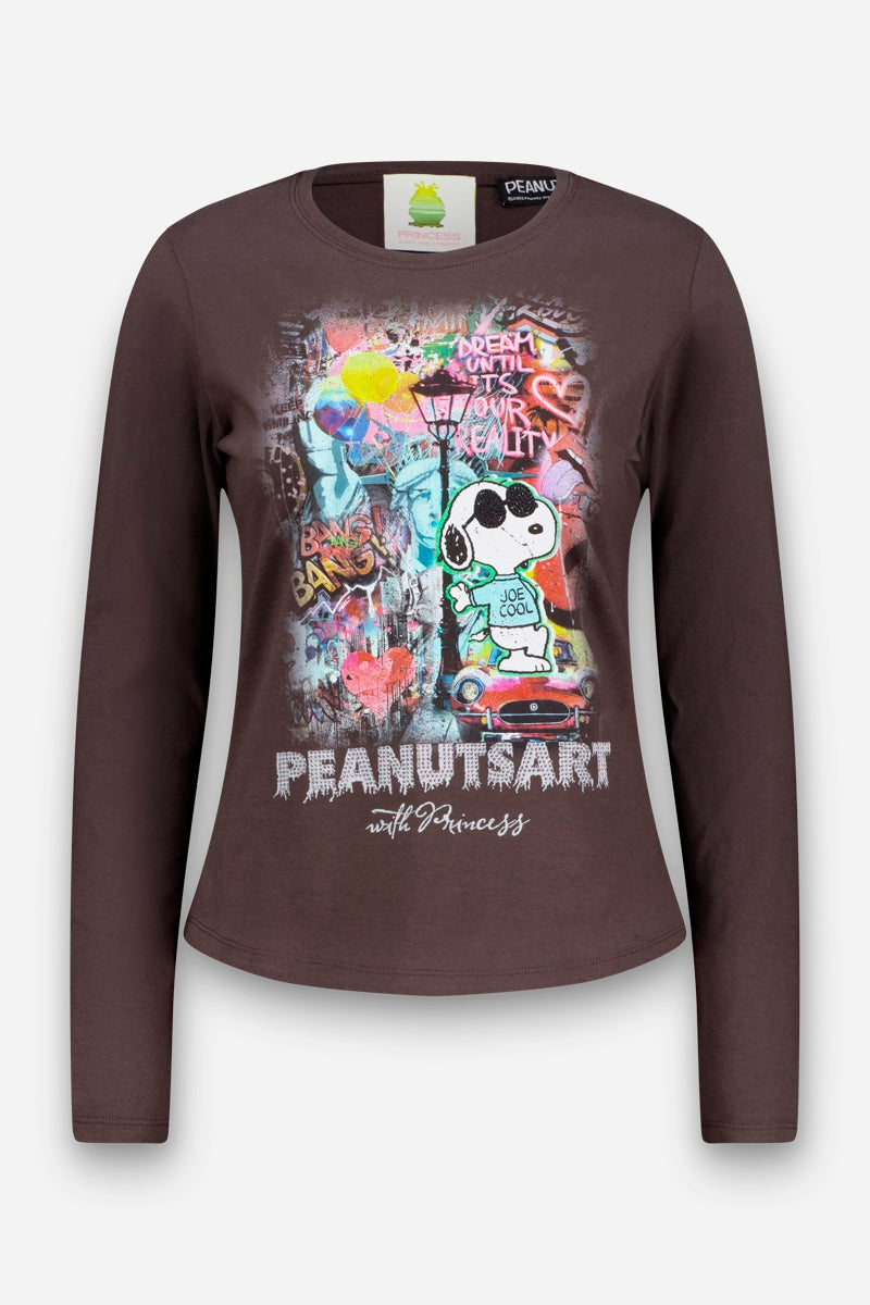 Ein dunkelbraunes Langarmshirt ist auf der Vorderseite mit einem farbenfrohen Motiv im Graffiti-Stil verziert, das einen Comic-Hund, Herzen sowie die Schriftzüge „Dream with your creativity“, „BANG BANG“ und „Peanuts Art with Princess“ zeigt. Das Design ist von Snoopy-Pop-Art-Elementen inspiriert und wirkt dadurch verspielt und einzigartig. Der Hintergrund ist hellgrau.