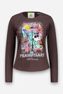 Ein dunkelbraunes Langarmshirt ist auf der Vorderseite mit einem farbenfrohen Motiv im Graffiti-Stil verziert, das einen Comic-Hund, Herzen sowie die Schriftzüge „Dream with your creativity“, „BANG BANG“ und „Peanuts Art with Princess“ zeigt. Das Design ist von Snoopy-Pop-Art-Elementen inspiriert und wirkt dadurch verspielt und einzigartig. Der Hintergrund ist hellgrau.