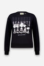 Dieses schwarze „Peanuts“-Sweatshirt zeigt die beliebten „Peanuts“-Figuren mit weißem Umriss, darüber steht der Schriftzug „PEANUTS“ in fetter, sich wiederholender lila-weißer Schrift. Es ist aus weicher Baumwolle gefertigt und verfügt über den Aufdruck „NYC★1950“ unterhalb der Figuren sowie über gerippte Bündchen und einen gerippten Saum für hohen Tragekomfort.
