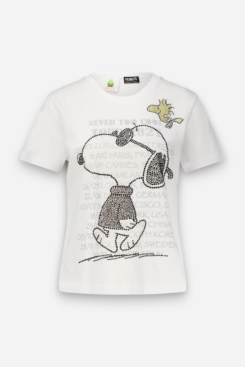 Weißes Snoopy-T-Shirt mit Snoopy und Woodstock, verziert mit verspielten Strasssteinen auf der Vorderseite. Dahinter sind dezent in Grau Stadtnamen und Daten aufgedruckt. Oben ist der Schriftzug „NEVER TOO COOL“ aufgedruckt. Das Shirt aus weicher Baumwolle verfügt über einen klassischen Rundhalsausschnitt und kurze Ärmel und eignet sich somit perfekt für einen bequemen Alltagslook.