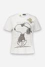 Weißes Snoopy-T-Shirt mit Snoopy und Woodstock, verziert mit verspielten Strasssteinen auf der Vorderseite. Dahinter sind dezent in Grau Stadtnamen und Daten aufgedruckt. Oben ist der Schriftzug „NEVER TOO COOL“ aufgedruckt. Das Shirt aus weicher Baumwolle verfügt über einen klassischen Rundhalsausschnitt und kurze Ärmel und eignet sich somit perfekt für einen bequemen Alltagslook.