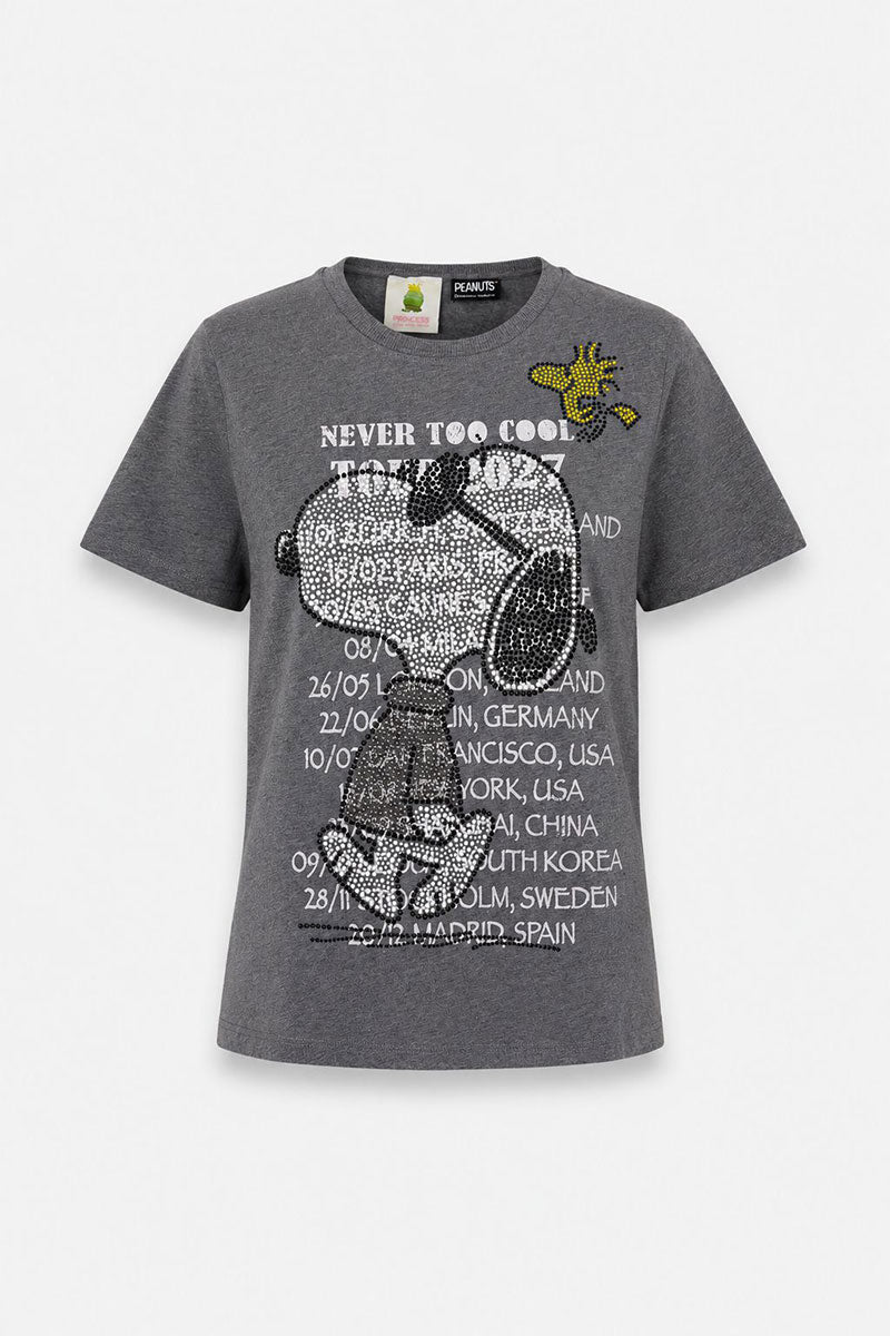 Graues Snoopy-T-Shirt aus hochwertiger Baumwolle mit einem großen Grafikdruck von Snoopy, der eine Sonnenbrille trägt, und Woodstock darüber. Der Text „NEVER TOO COOL“ sowie eine Auflistung von Städten und Daten sind in Weiß gehalten. Das SNOOPY-Design ist mit einer funkelnden Strassverzierung veredelt und sorgt für ein besonderes Highlight.