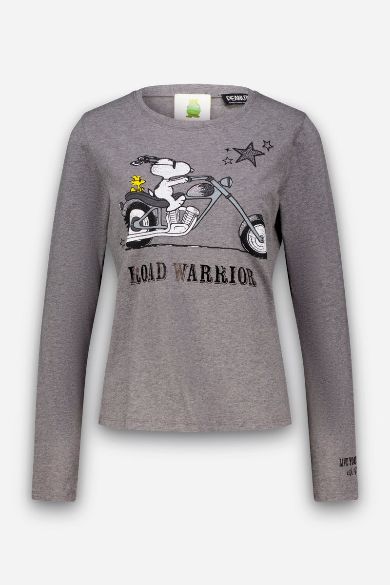 Graues Langarmshirt für Damen mit einem Aufdruck von Snoopy auf einem Motorrad, zusammen mit Woodstock auf der Rückseite. Unterhalb des Motivs ist „ROAD WARRIOR“ aufgedruckt, oben rechts zieren Sterne das Shirt und auf dem linken Ärmel in der Nähe des Handgelenks steht „LIFE WITHOUT RULES“. Dieses weiche Baumwollshirt ist perfekt für alle Snoopy-Fans, die einen einzigartigen Stil und hohen Tragekomfort suchen.