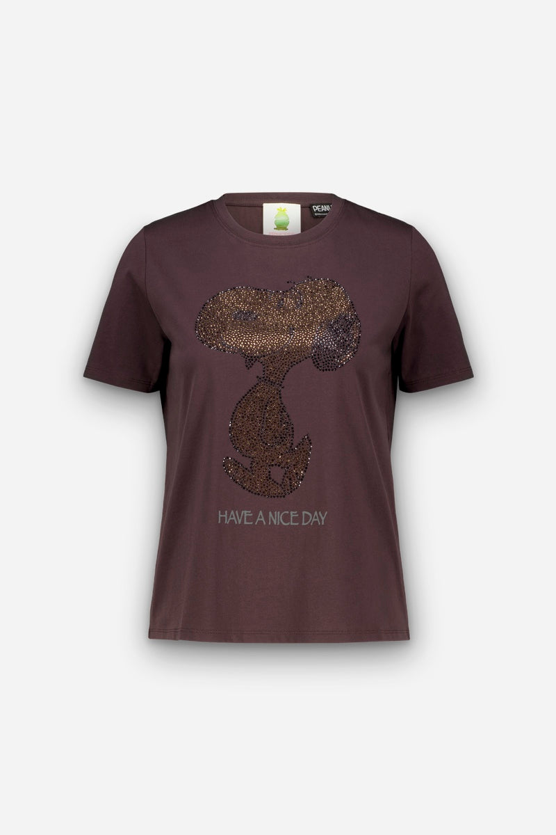 Ein braunes Snoopy-T-Shirt aus Baumwolle mit einem großen Snoopy-Motiv, das mit braunen Kristallen verziert ist. Unterhalb der Figur ist der Schriftzug „HAVE A NICE DAY“ in kleinen, hellen Buchstaben aufgedruckt.