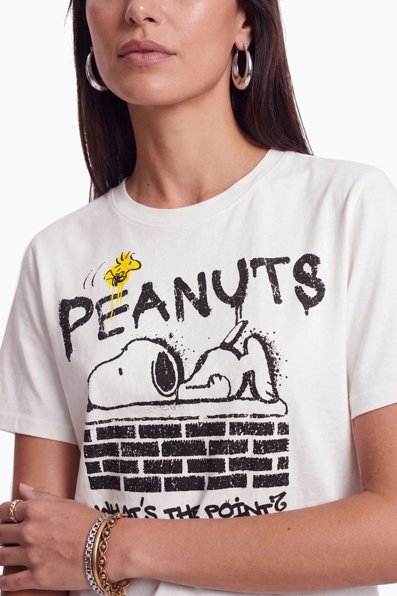 Ein weißes „Peanuts“-T-Shirt aus 100 % Baumwolle mit einem Siebdruckmotiv, auf dem Snoopy auf seiner Hundehütte liegt, während Woodstock über ihm schwebt. Über der Illustration steht der Schriftzug „PEANUTS“, darunter ist „WHATS THE POINT?“ aufgedruckt.