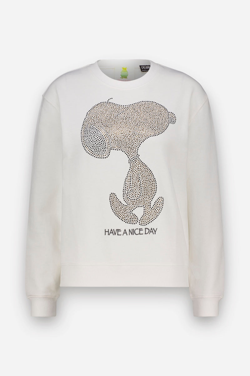 Ein weißes Sweatshirt aus Baumwolle mit Rundhalsausschnitt und einem großen Snoopy-Aufdruck aus dunklen Nieten, unter dem die Aufschrift „HAVE A NICE DAY“ in schwarzer Schrift zu sehen ist.