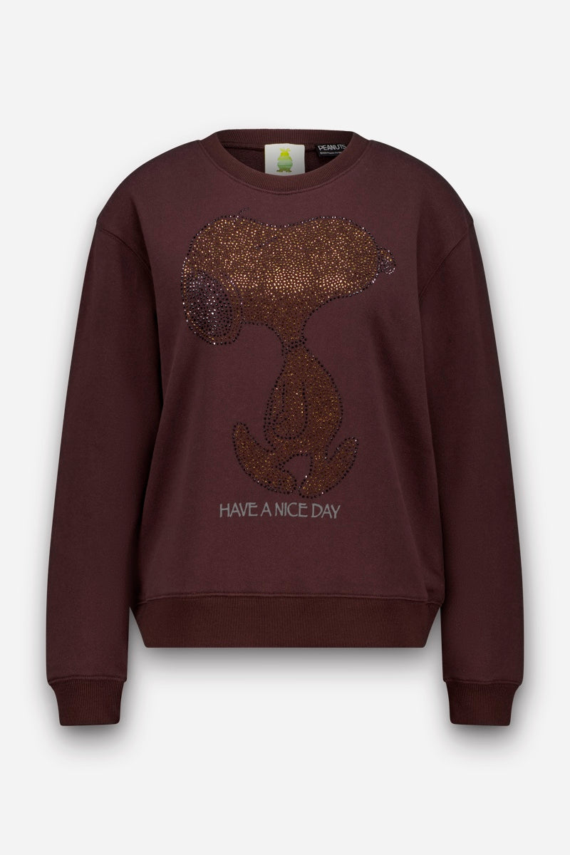 Ein dunkelbraunes Sweatshirt aus Baumwolle mit einem funkelnden, mit Strasssteinen verzierten Snoopy-Aufdruck, auf dem die Figur sitzend abgebildet ist, darunter in kleinen Buchstaben der Schriftzug „HAVE A NICE DAY“.