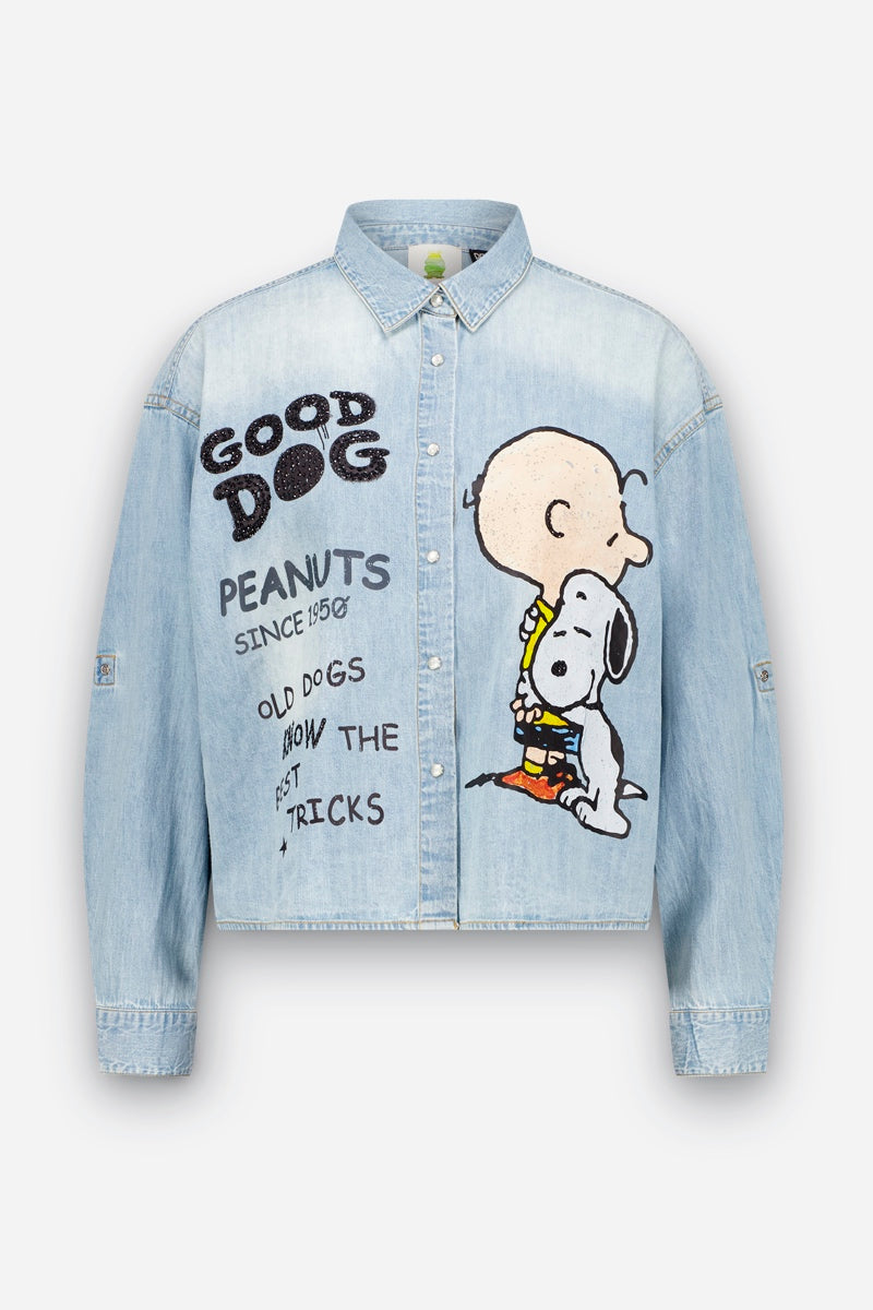 Hellblaue Jeansjacke mit einer Abbildung von Snoopy und Charlie Brown, die sich umarmen, sowie schwarzem Schriftzug: „GOOD DOG PEANUTS SINCE 1950 OLD DOGS KNOW THE BEST TRICKS“. Dieses verspielte und nostalgische Jeanshemd-Design erinnert an den Kult-Comic „Peanuts“.