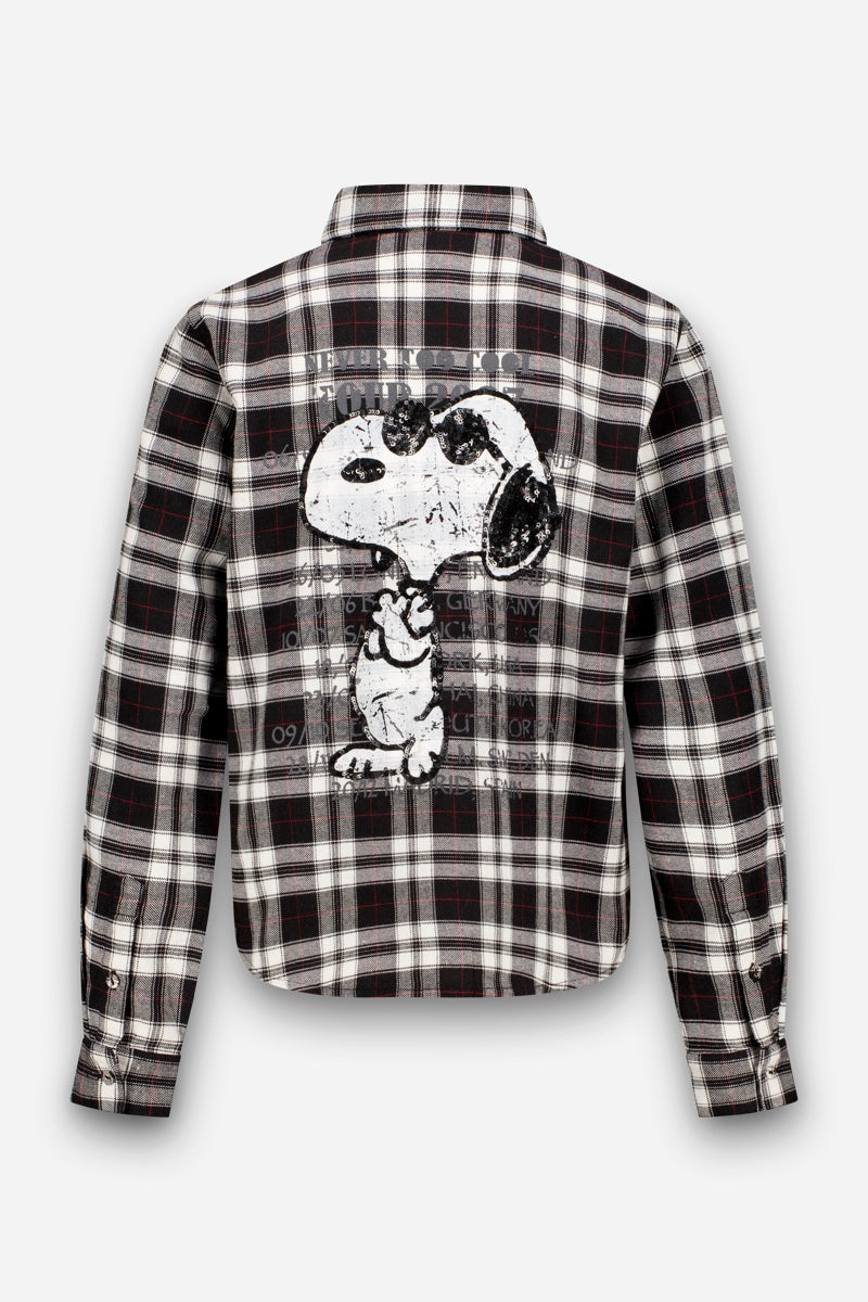 Eine schwarz-weiß-rot karierte Hemdbluse wird von hinten gezeigt. Sie ist mit einem großen Snoopy-Aufdruck im Used-Look verziert, auf dem Snoopy aufrecht steht, überlagert von verblasstem, mehrschichtigem weißem Text. Die Hemdbluse hat lange Ärmel und einen Kragen, was ihr einen klassischen Look verleiht.
