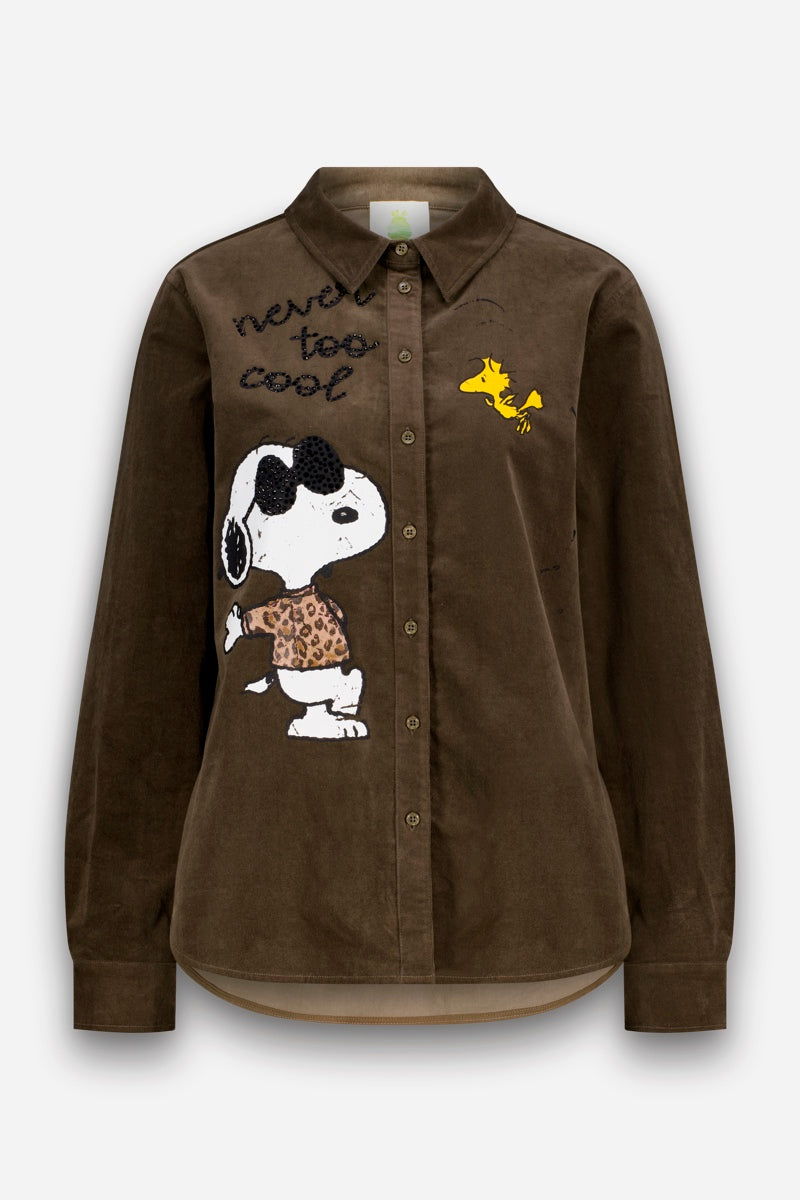 Braune Cord-Hemdbluse zum Zuknöpfen mit einem gestickten Snoopy-Motiv, der eine Sonnenbrille trägt und ein Hemd mit Leopardenmuster anhat, neben einem gestickten Woodstock. Über Snoopy steht in schwarzer Schrift „never too cool“. Die Bluse hat einen klassischen Kragen, lange Ärmel und dezente Strass-Akzente für einen besonders stilvollen Touch.