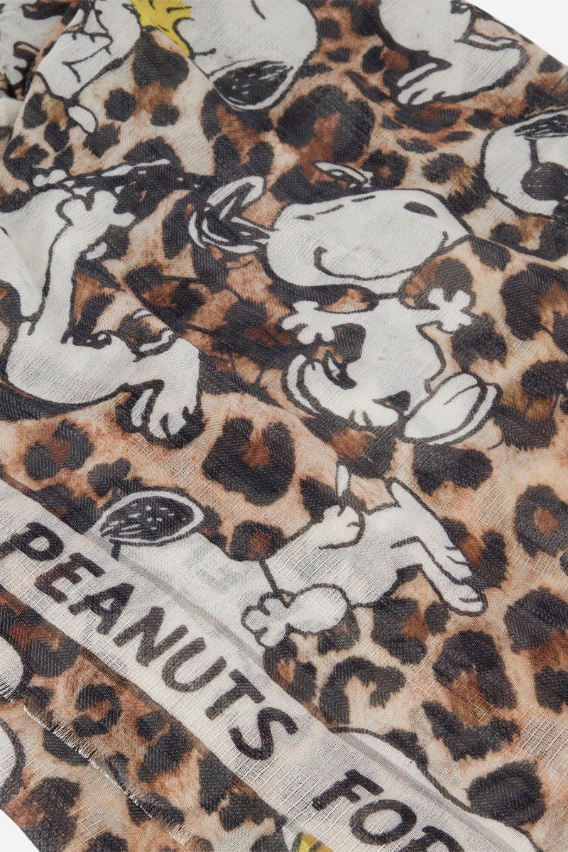Ein Stoff, der mit Snoopy-Comicfiguren in verschiedenen verspielten Posen auf einem braunen Leopardenmuster-Hintergrund bedruckt ist. Dieser „Peanuts“-Schal verfügt über einen weißen Rand am Saum, auf dem der Schriftzug „PEANUTS FOR“ in fetten schwarzen Buchstaben zu sehen ist. Hergestellt aus einem dünnen und leicht durchscheinenden Baumwoll-Woll-Mix, vereint dieses Snoopy-Tuch Tragekomfort und verspielten Stil.