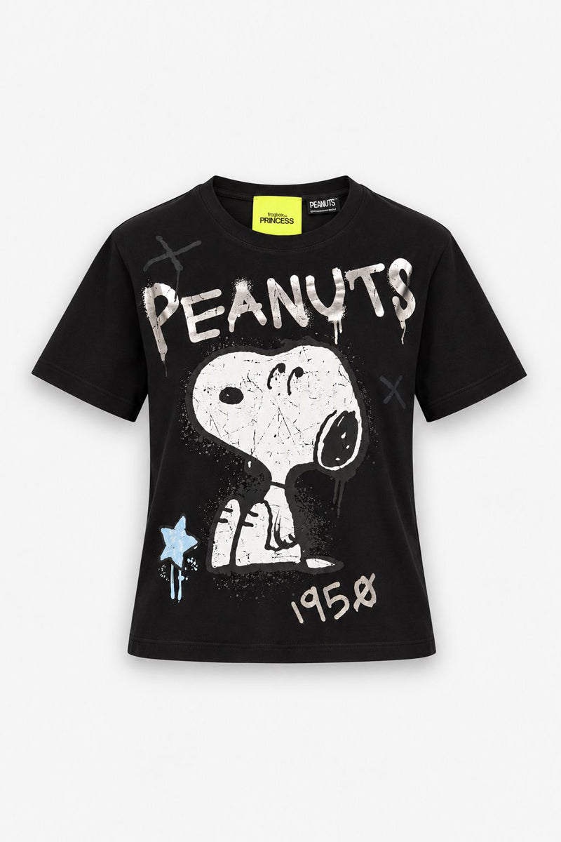 Ein schwarzes Peanuts-T-Shirt aus Baumwolle ist mit einer weißen Grafik von Snoopy im Graffiti-Stil verziert. Das Motiv umfasst Schriftzüge im Used-Look, einen kleinen blauen Stern und die Jahreszahl 1950, die unten aufgedruckt ist.