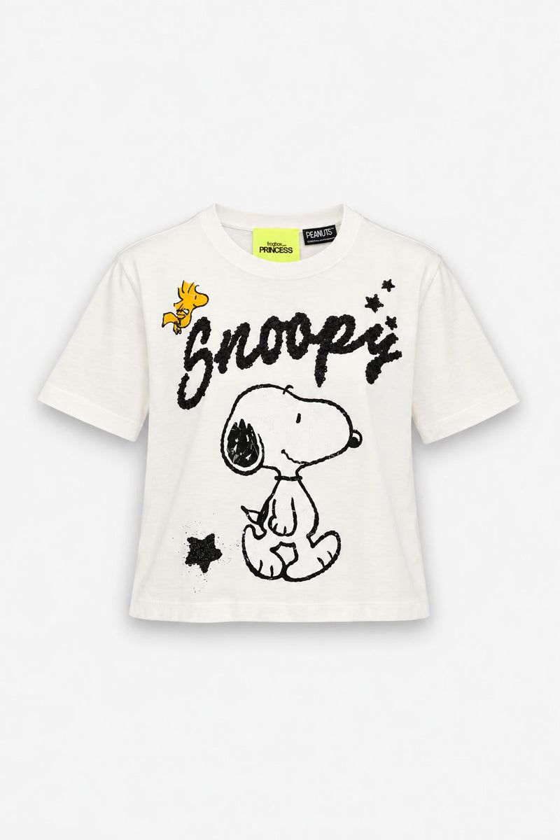 Ein weißes Snoopy-T-Shirt aus Baumwolle zeigt eine Grafik im Skizzenstil, auf der Snoopy in Schwarz abgebildet ist; über ihm steht sein Name. Neben dem Schriftzug sitzt ein kleiner gelber Woodstock, und schwarze Sterne runden das Design ab.