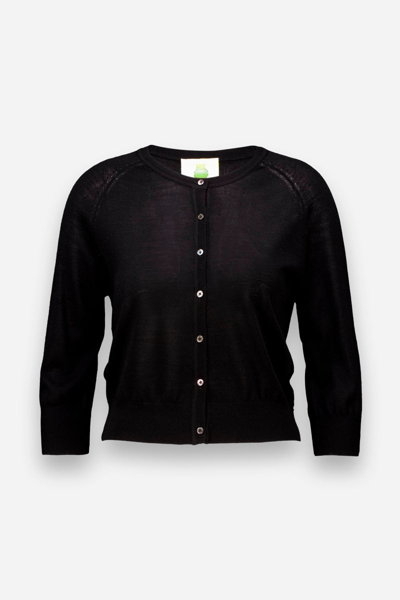 Schwarze, langärmelige Princess Goes Hollywood Strickjacke aus einer Woll-Seiden-Mischung mit Rundhalsausschnitt, gerippten Bündchen und Saum, silbernen Knöpfen auf der Vorderseite und einem Kragenschild mit weiß-grünem Logo.
