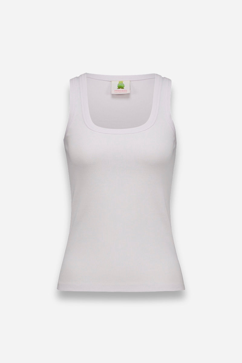 Ein tailliertes weißes Basic-Top von Princess Goes Hollywood aus Baumwolle mit Rundhalsausschnitt und breiten Trägern, abgebildet auf hellgrauem Hintergrund. Ein grünes Logo-Etikett ist im hinteren Kragen sichtbar.