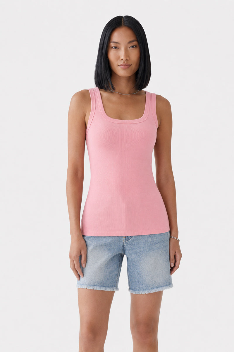 Eine Person mit glattem schwarzem Haar trägt ein pinkfarbenes, ärmelloses Basic-Top aus Baumwolle mit Rundhalsausschnitt von Princess Goes Hollywood sowie hellblaue Jeansshorts, steht frontal vor einem schlichten weißen Hintergrund und hält die Arme entspannt seitlich.
