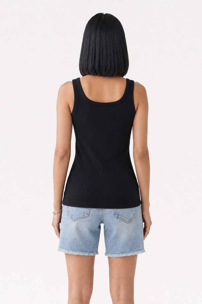 Eine Person mit glattem, schulterlangem schwarzem Haar ist von hinten zu sehen. Sie trägt ein schwarzes, geripptes Basic-Top mit Rundhalsausschnitt aus Baumwolle der Marke „Princess Goes Hollywood“ sowie hellblaue Jeansshorts mit ausgefransten Säumen. Der Hintergrund ist einfarbig weiß.
