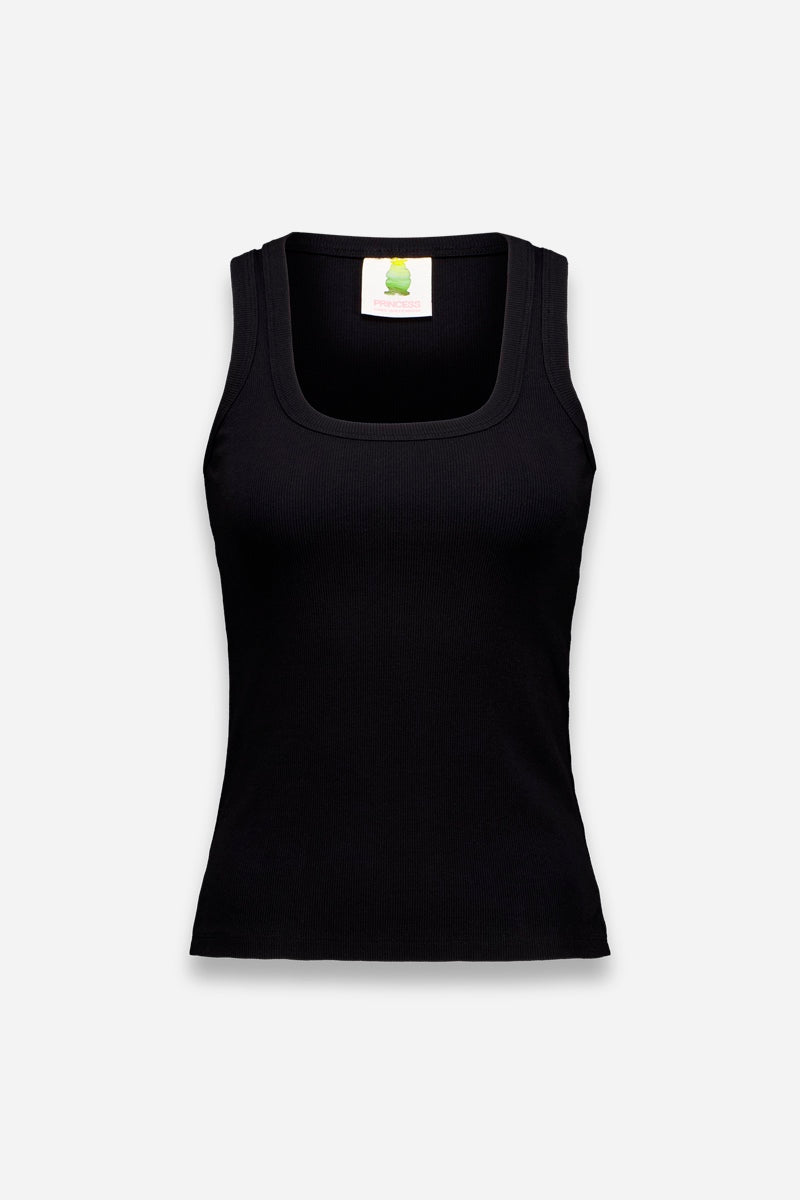 Ein ärmelloses, tailliertes schwarzes Basic Top von Princess Goes Hollywood aus Baumwolle mit breiten Schulterträgern und Rundhalsausschnitt, abgebildet vor einem schlichten weißen Hintergrund. Ein Kleidungsetikett mit grünem Logo ist im Halsausschnitt sichtbar.