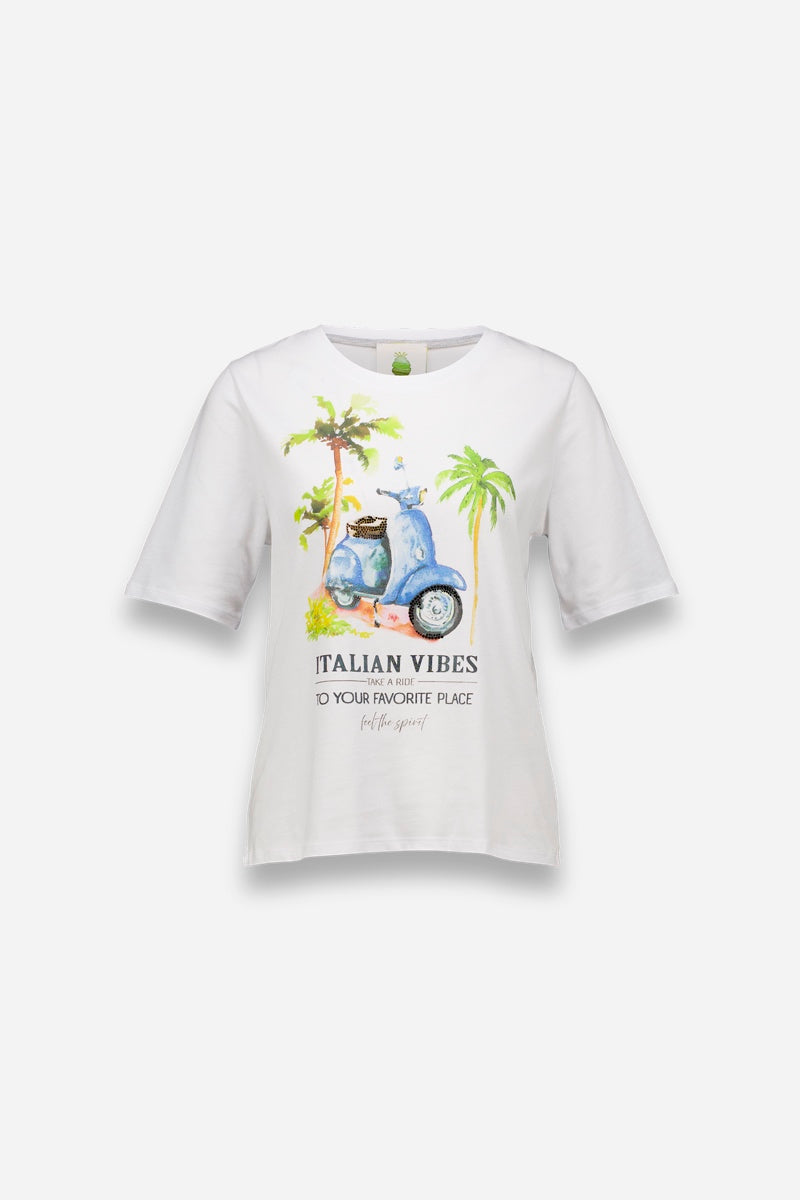 Weißes kurzärmeliges Baumwolle T-Shirt von Princess Goes Hollywood mit einem farbenfrohen Vespa-Aufdruck - einem blauen Motorroller, Palmen und einem Hund mit Sonnenbrille. Unterhalb des Bildes: "ITALIAN VIBES. TO YOUR FAVORITE PLACE. be the yourself.