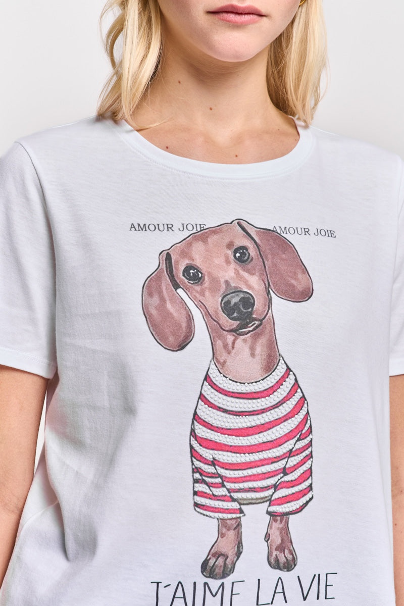Eine Frau trägt ein Princess Goes Hollywood Baumwolle T-Shirt mit einem braunen Dackel in einem rot-weiß gestreiften Pullover, "AMOUR JOIE" oben und "T'AIME LA VIE" unten; nur ihr unteres Gesicht und ihr Oberkörper sind sichtbar.