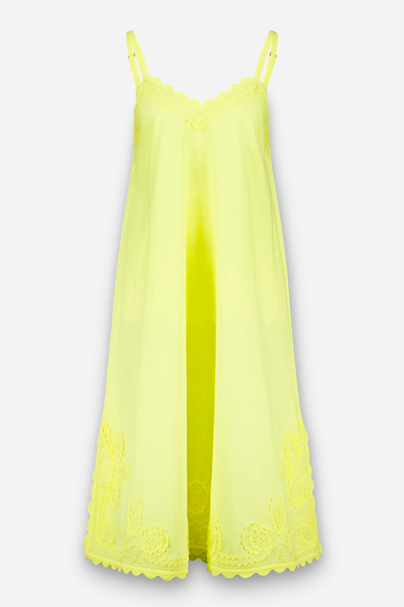 Ein ärmelloses, knielanges, leuchtend gelbes Midikleid von Princess Goes Hollywood mit dünnen, verstellbaren Trägern, überschnittener Spitze an Ausschnitt und Saum, zarter Blumenstickerei am unteren Rand und durchsichtigem, leichtem Stoff.