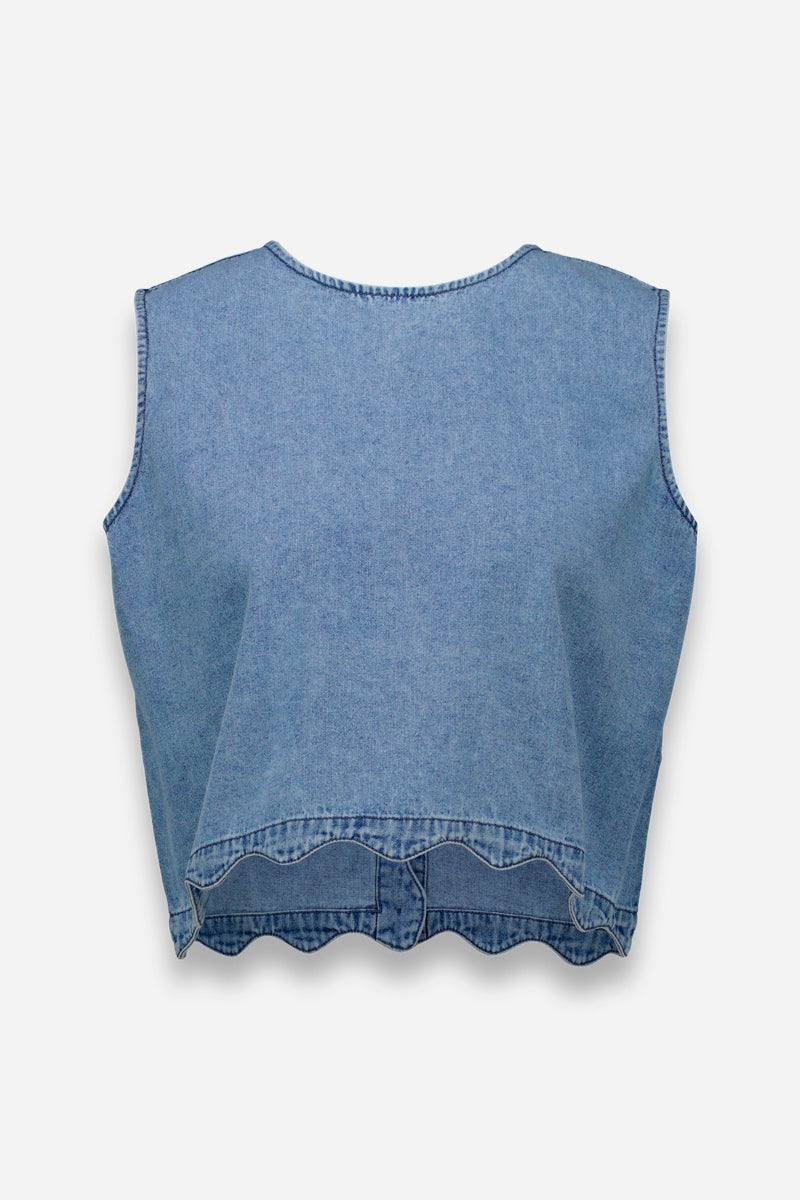 Ärmelloses Crop-Top aus blauem Denim von Princess Goes Hollywood mit Rundhalsausschnitt, gewelltem Saum und sichtbaren Nähten. Verleiht der ärmellosen Weste vor einem schlichten weißen Hintergrund ein stilvolles Flair.