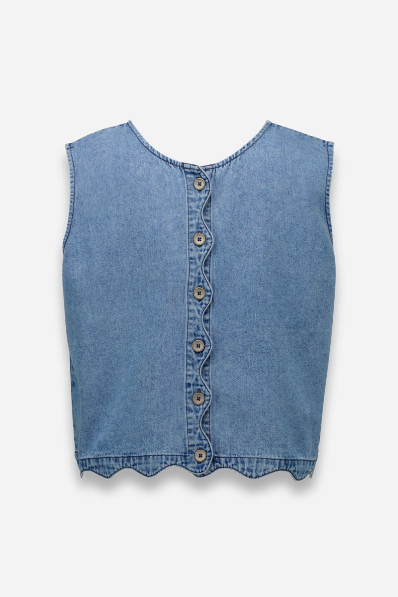 Ärmelloses, hellblaues Denim-Top von Princess Goes Hollywood mit Rundhalsausschnitt, braunen Knöpfen in der Mitte des Rückens, gewellten Nähten und einem dezent überschnittenen Saum. Gefertigt aus leicht verblasstem Stoff für einen weichen Look.