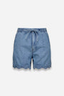 Die hellblauen Jeans-Shorts von Princess Goes Hollywood haben einen elastischen Bund mit Bindebändern, zwei Vordertaschen, gebördelte Säume und sichtbare Nähte. Abgebildet auf einem einfarbig weißen Hintergrund in einer Vorderansicht.