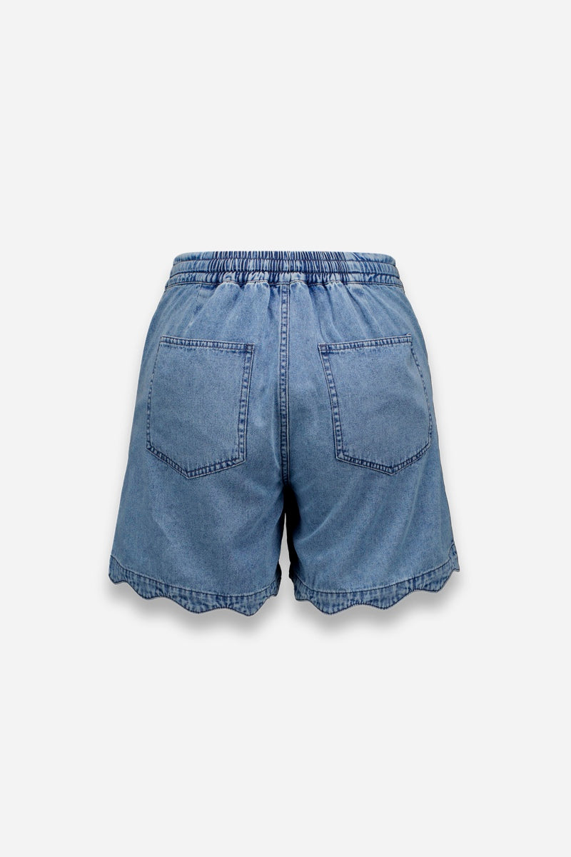 Rückansicht der Princess Goes Hollywood hellblauen Jeansshorts mit zwei Gesäßtaschen, elastischem Bund mit Kordelzug und gebördeltem Saum. Ausgestellt vor einem einfarbigen hellgrauen Hintergrund.
