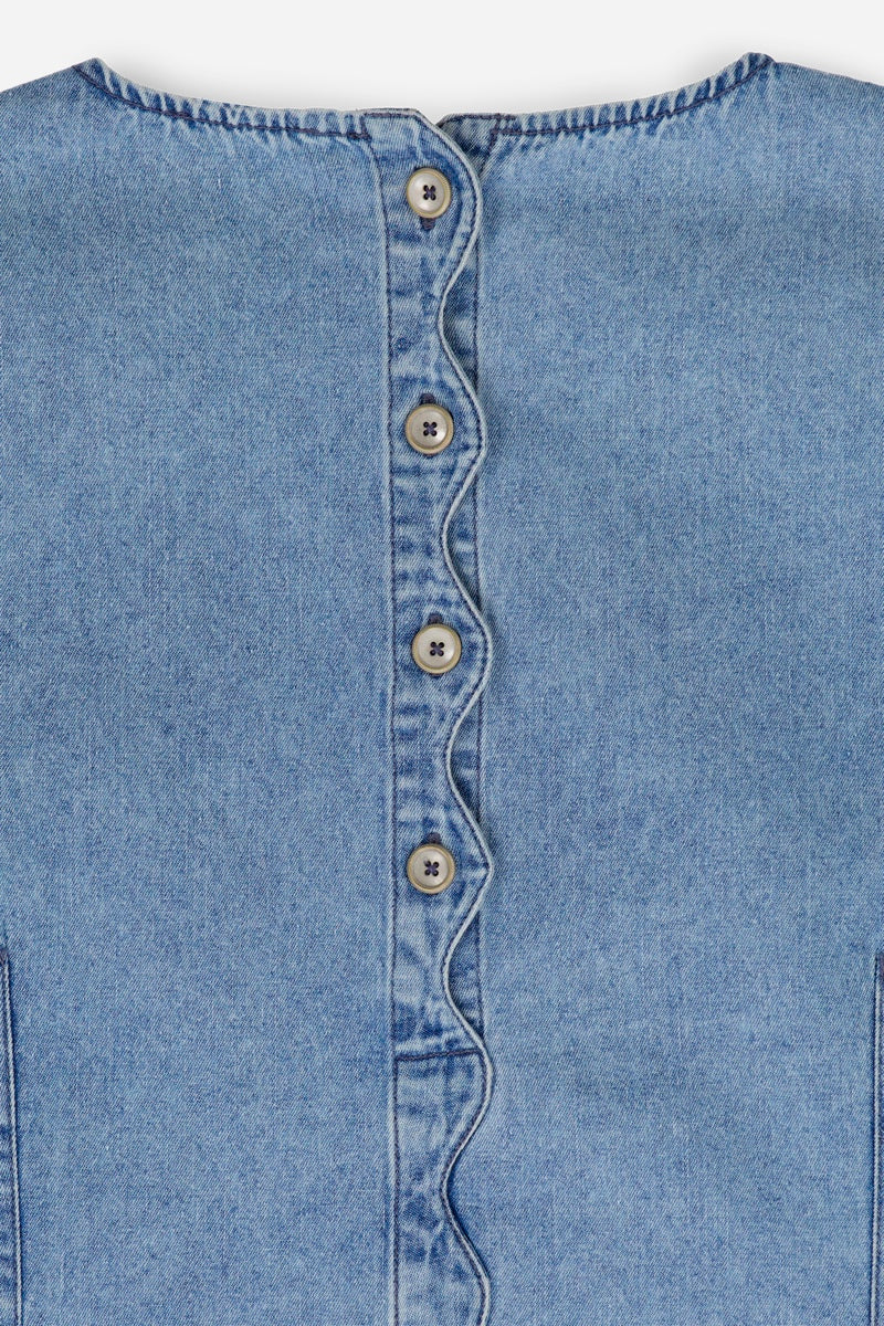 Nahaufnahme der Rückseite eines hellblauen Princess Goes Hollywood Minikleides aus Denim mit fünf vertikalen Knöpfen und dekorativen Wellendetails. Der weiche Denim ist mit sichtbaren Nähten versehen, ohne Etiketten oder zusätzliche Verzierungen.