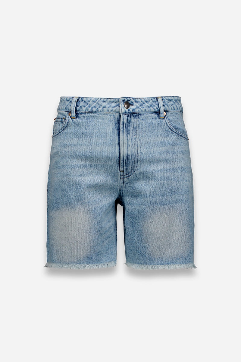 Die hellblauen Jeansshorts von Princess Goes Hollywood mit leichter Waschung, hoher Taille, Knopf- und Reißverschluss, Gürtelschlaufen, Seiten- und Gesäßtaschen sowie ausgefranstem Saum vor weißem Hintergrund.