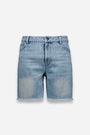 Die hellblauen Jeansshorts von Princess Goes Hollywood mit leichter Waschung, hoher Taille, Knopf- und Reißverschluss, Gürtelschlaufen, Seiten- und Gesäßtaschen sowie ausgefranstem Saum vor weißem Hintergrund.