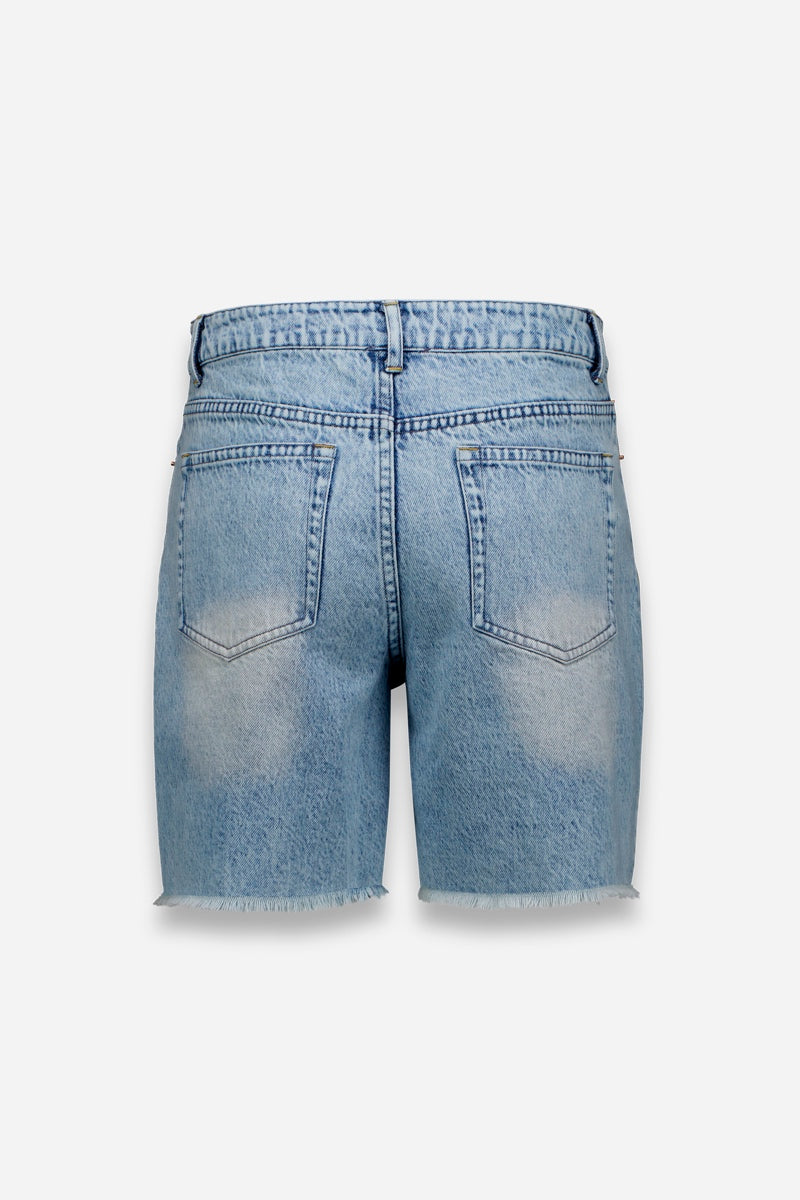 Princess Goes Hollywood Jeansshorts in Hellblau, Rückansicht mit zwei Taschen, Waschung und ausgefranstem Saum. Die Shorts haben Bund mit Gürtelschlaufen sowie leicht abgenutztem Look und helle Partien. Hintergrund: schlichtes Weiß.