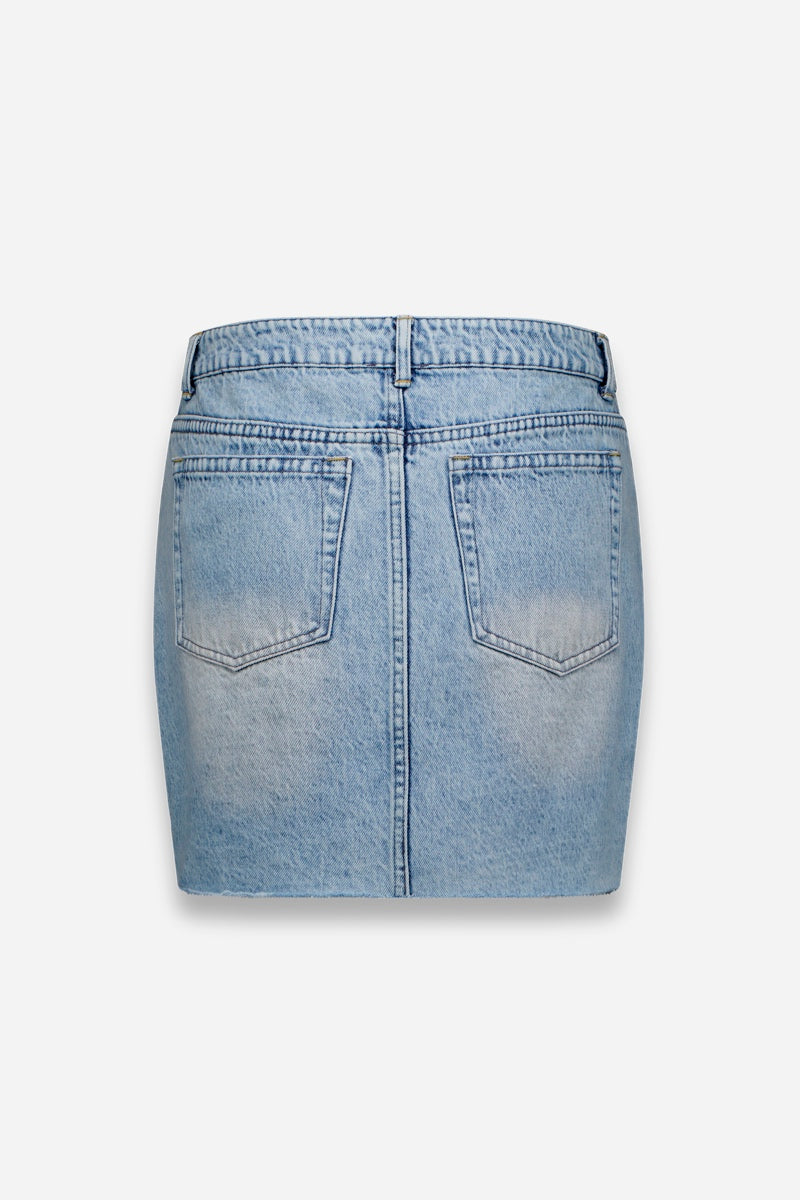Ein hellblauer Princess Goes Hollywood Jeansrock-Minirock, von hinten gezeigt, mit zwei großen Gesäßtaschen, Gürtelschlaufen, sichtbaren Nähten, einer verblassten Waschung und einer Mittelnaht. Der gerade, taillierte Schnitt wird vor einem schlichten weißen Hintergrund gezeigt.