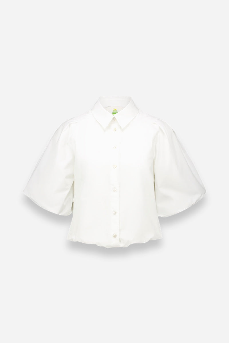 Die Princess Goes Hollywood Bluse besteht aus reiner Baumwolle, hat einen Hemdkragen, eine Knopfleiste und voluminöse 3/4-Puffärmel. Die lockere Passform und der leicht abgeschnittene Saum sorgen für ein modernes Flair vor einem schlichten weißen Hintergrund.