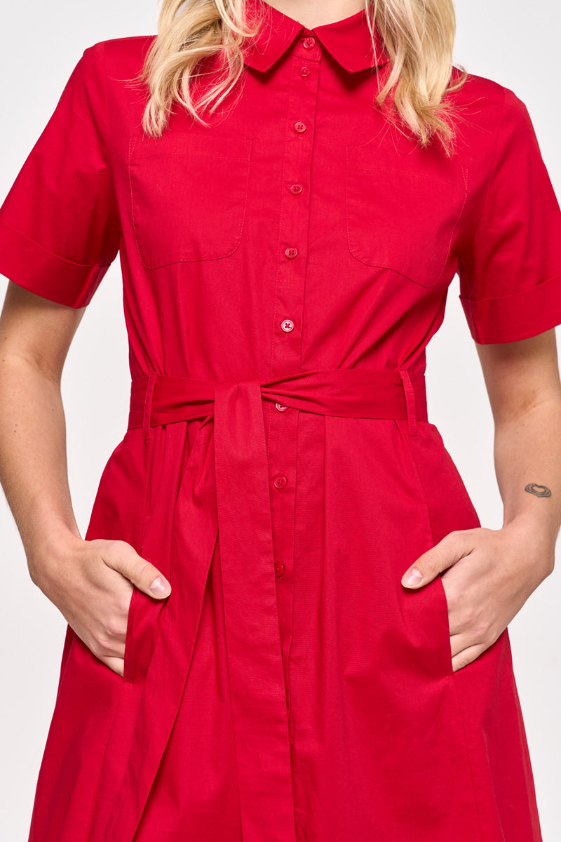 Eine Person trägt ein leuchtend rotes, kurzärmeliges Princess Goes Hollywood Hemdkleid aus Baumwollpopeline in Midilänge mit Kragen, Taillenband, Brust- und Gesäßtaschen. Nur der Oberkörper und die Oberschenkel sind zu sehen; das Gesicht ist nicht abgebildet.