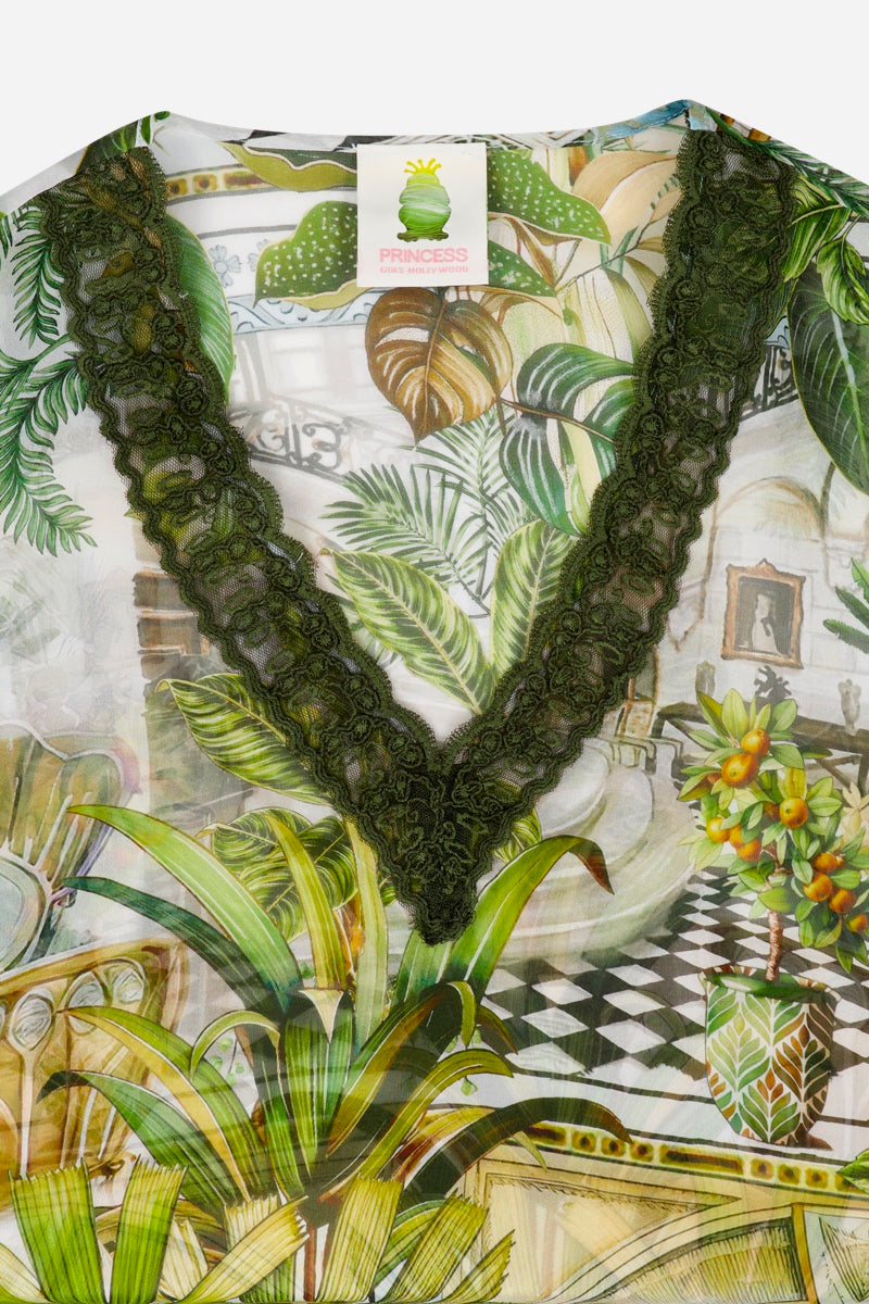 Die halbdurchsichtige Seidenbluse von Princess Goes Hollywood hat einen grün-weißen botanischen Safaridruck, einen karierten Boden, einen V-Ausschnitt mit dunkelgrünem Spitzenbesatz und ein Kragenschild mit Frosch und "PRINCESS"-Label.