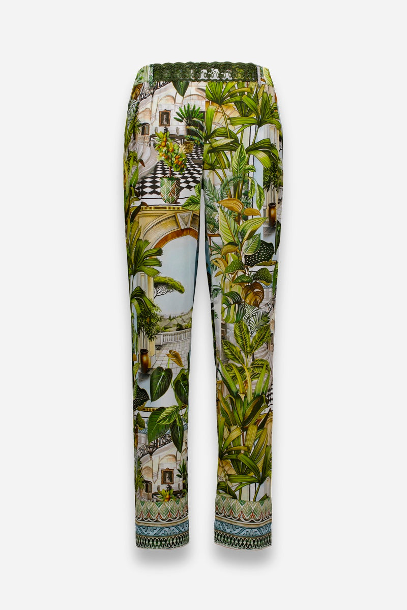 Princess Goes Hollywood Seidenhose mit geradem Bein und einem auffälligen Safariprint aus grünen Tropenpflanzen, Palmenblättern und architektonischen Motiven. Der elastische Bund sorgt für Komfort, während das lebhafte Muster ein exotisches, luxuriöses Flair vermittelt.