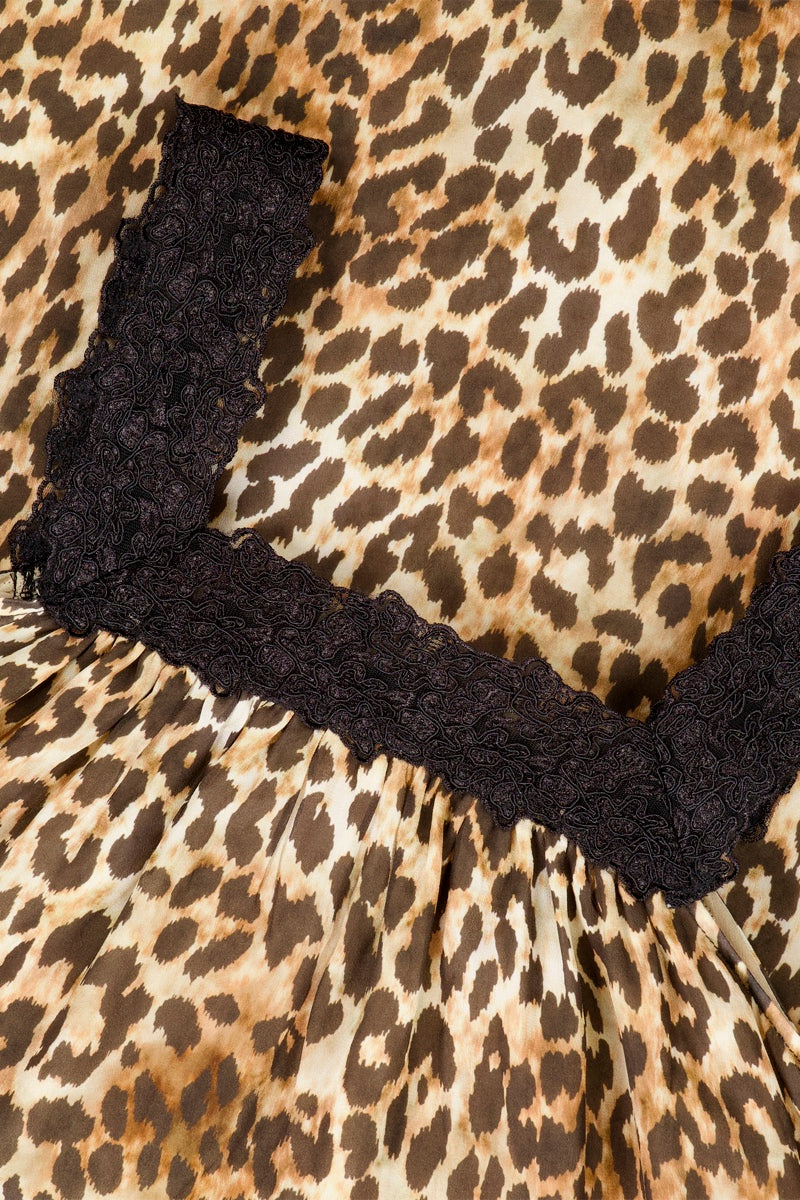 Nahaufnahme eines Princess Goes Hollywood Leoprint Maxikleids mit quadratischem Ausschnitt und schwarzem Spitzenbesatz, der über die geraffte Taille und entlang des oberen Randes verläuft - ideal für ein elegantes Spitzenkleid.