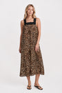 Eine Frau steht in einem ärmellosen Maxikleid mit Leopardenmuster von „Princess Goes Hollywood“, das mit zarten schwarzen Spitzen-Trägern versehen ist. Sie hat langes blondes Haar, einen ausdruckslosen Gesichtsausdruck und trägt schwarze Flip-Flops. Der Hintergrund ist schlicht weiß.
