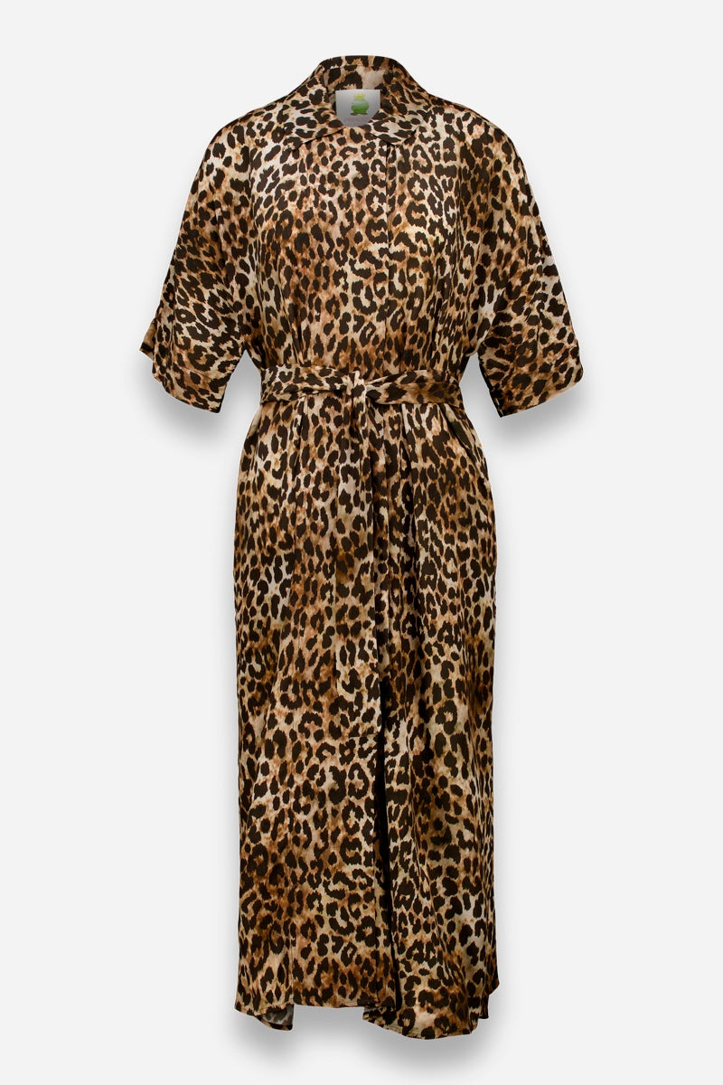 Langes, locker sitzendes Hemdblusenkleid von Princess Goes Hollywood mit kurzen Ärmeln und Taillengürtel, mit braunem und schwarzem Allover-Leoprint auf leichtem Stoff, vor einem schlichten weißen Hintergrund.