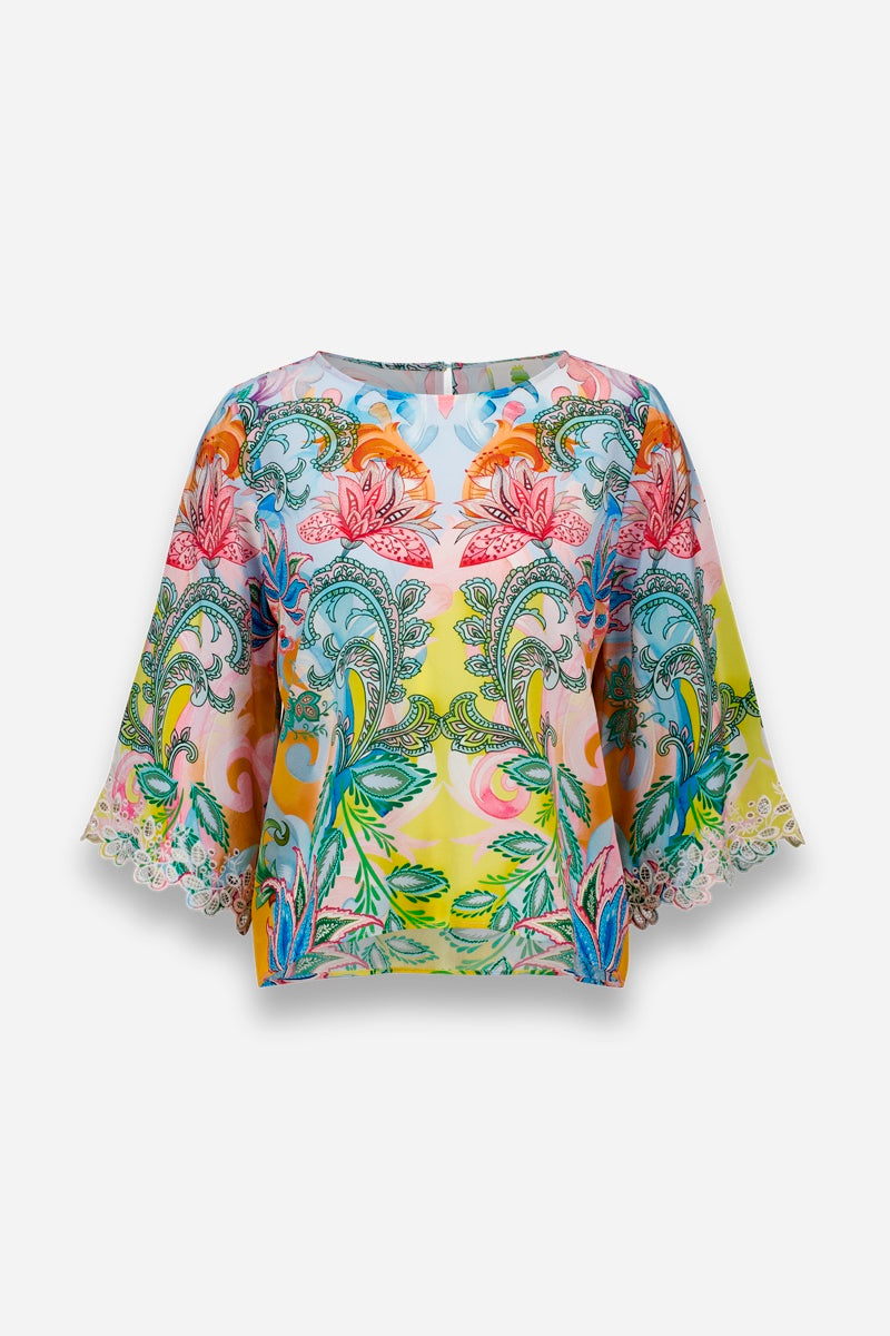 Princess Goes Hollywood Seidenbluse für Damen mit weitem Bootsausschnitt und ausgestellten 3/4-Ärmeln, mit lebhaftem Paisleymuster in Grün, Rosa, Orange und Blau auf Weiß, abgerundet mit Spitzenbordüren an Ärmeln und Saum.