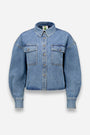 Hellblaue Damen Jeansjacke von Princess Goes Hollywood mit langen Ärmeln, geknöpfter Vorderseite, zwei Pattentaschen auf der Brust, spitzem Kragen, sichtbaren Nähten, Metallknöpfen und leicht taillierter, kastiger Passform.