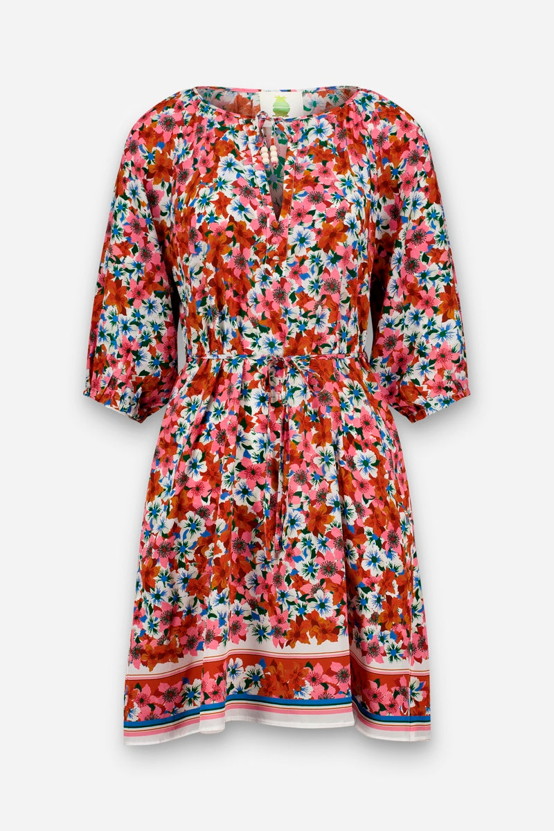 Ein knielanges Princess Goes Hollywood Kleid mit V-Ausschnitt und einem lebhaften Blumendruck in Rot, Rosa, Blau und Weiß. Dieses Kleid in limitierter Auflage hat ellbogenlange Puffärmel, einen Taillengürtel mit passendem Gürtel und eine Blumenborte am Saum.