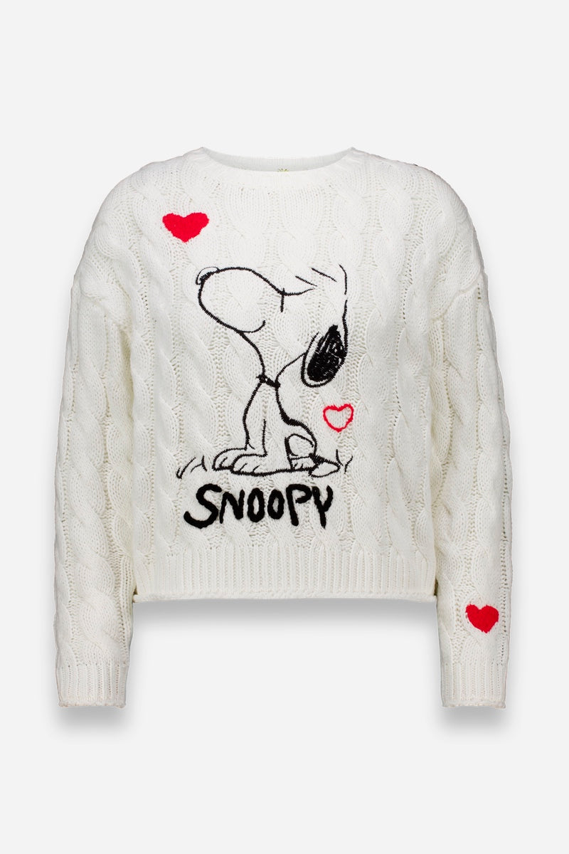Ein weißer Zopfstrickpullover von Princess Goes Hollywood aus Baumwollmix mit großer Snoopy-Stickerei, schwarzem Umriss, drei roten Herzen und "SNOOPY" darunter - perfekt für Snoopy-Fans.