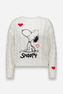 Ein weißer Zopfstrickpullover von Princess Goes Hollywood aus Baumwollmix mit großer Snoopy-Stickerei, schwarzem Umriss, drei roten Herzen und "SNOOPY" darunter - perfekt für Snoopy-Fans.