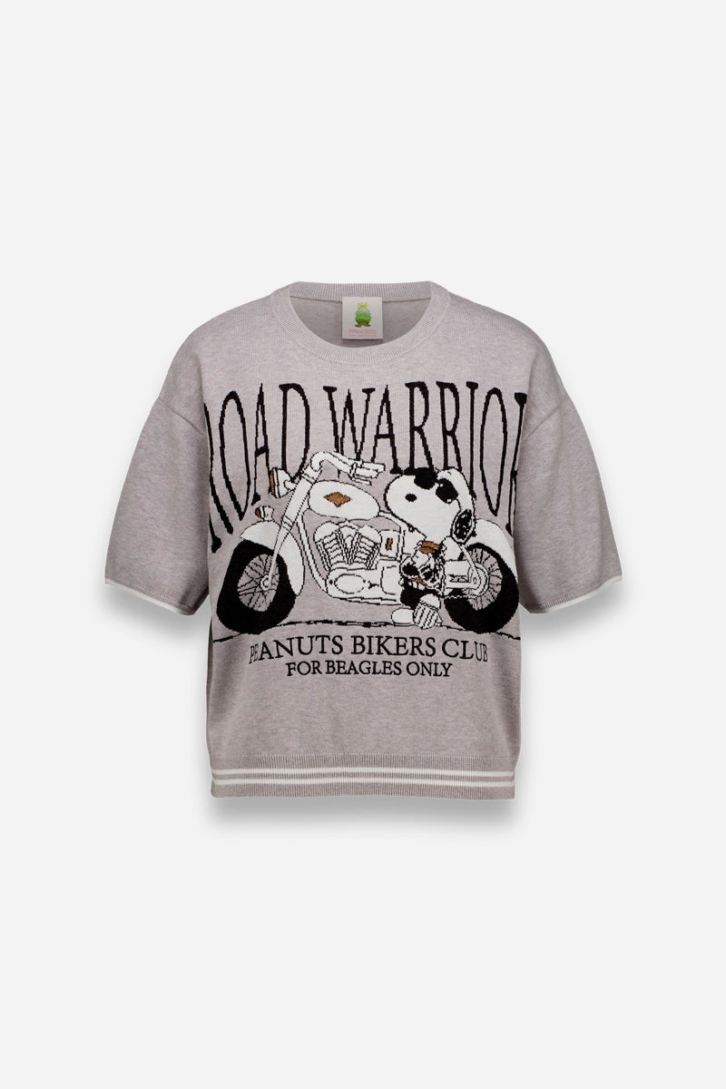 Dieser hellgraue Road Warrior Pullover von Princess Goes Hollywood zeigt eine auffällige Snoopy-Motorradgrafik, oben "ROAD WARRIOR" und unten "PEANUTS BIKERS CLUB FOR BEAGLES ONLY" - ein Muss für Peanuts-Fans.